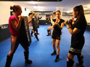 Training, Frauen, Techniken mit Tritten, Kicks, Erklärung, Selbstverteidigung, Kampfkunst, Fitness, Women Martial Arts