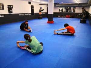Training, Teenager, Jugendliche, Einwärmen und Dehnen, Selbstverteidigung, Kampfkunst, Fitness