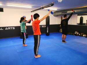 Training, Teenager, Jugendliche, Techniken lernen, Nunchaku, Waffenkampf, Bruce Lee, Selbstverteidigung, Kampfkunst, Fitness