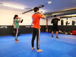 Training, Teenager, Jugendliche, Techniken lernen, Nunchaku, Waffenkampf, Bruce Lee, Selbstverteidigung, Kampfkunst, Fitness