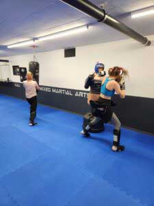Training, Frauen, Techniken mit Boxen und Kicks an Dummy und Boxsack, Selbstverteidigung, Kampfkunst, Fitness, Women Martial Arts